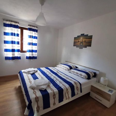 Kuca Za Odmor Obitelji Pedisic Villa Banj Luaran gambar